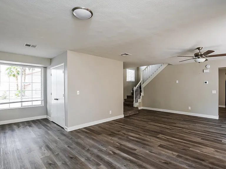1512 Spreading Oak Dr — Photo 3