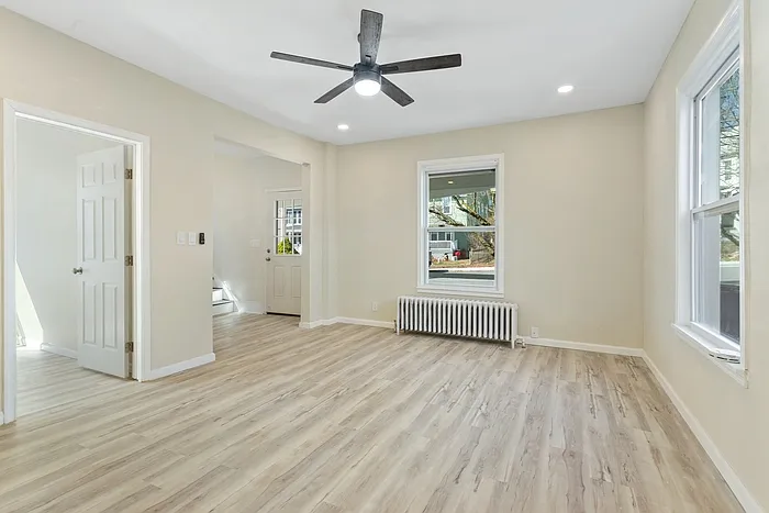 5 bed, 2.0 bath, 2500 sqft, $2,600 — Photo 4