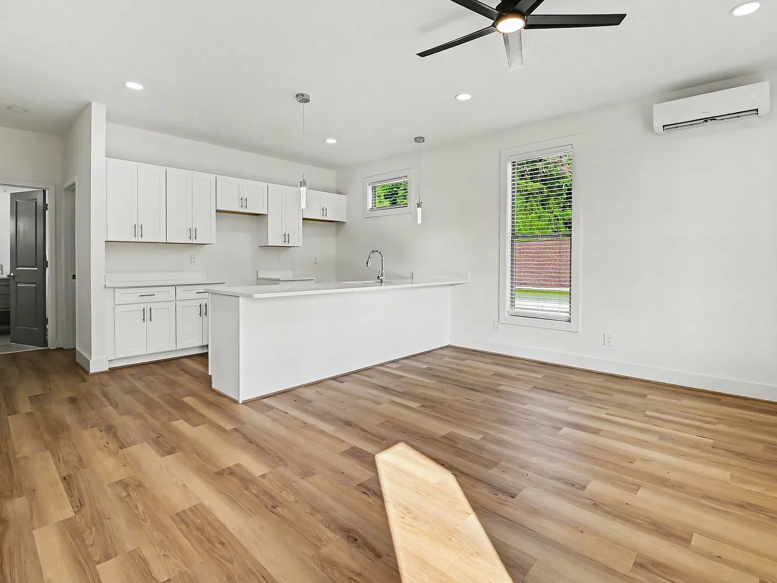 3 bed, 1280 sqft, $2,250 — Photo 3
