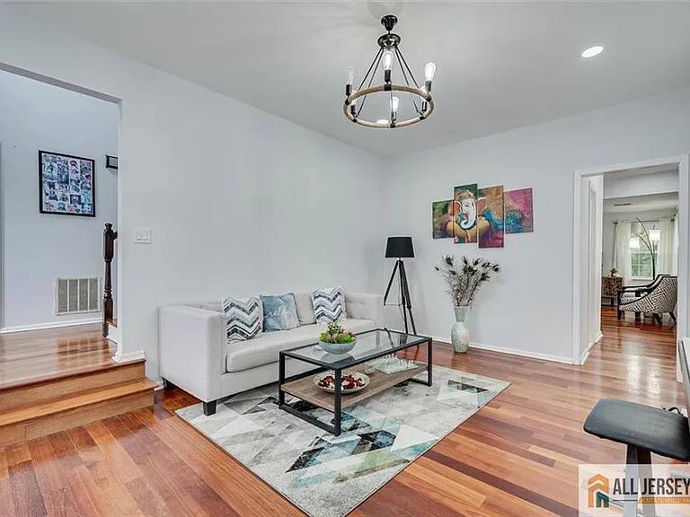 7 Stanford Dr — Photo 8