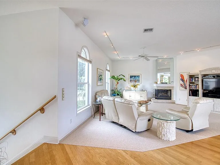 131 Sands Point Dr — Photo 3