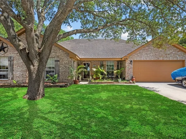 909 Queens Dr, New Braunfels, TX 78130