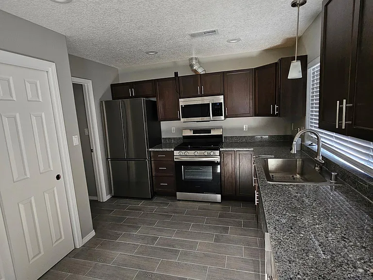 317 Princeton Dr SE — Photo 2
