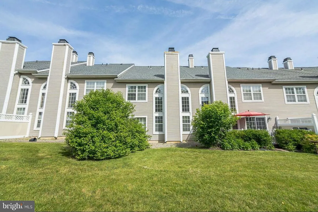 3 bed, 2.5 bath, 1900 sqft, $3,295 — Photo 2
