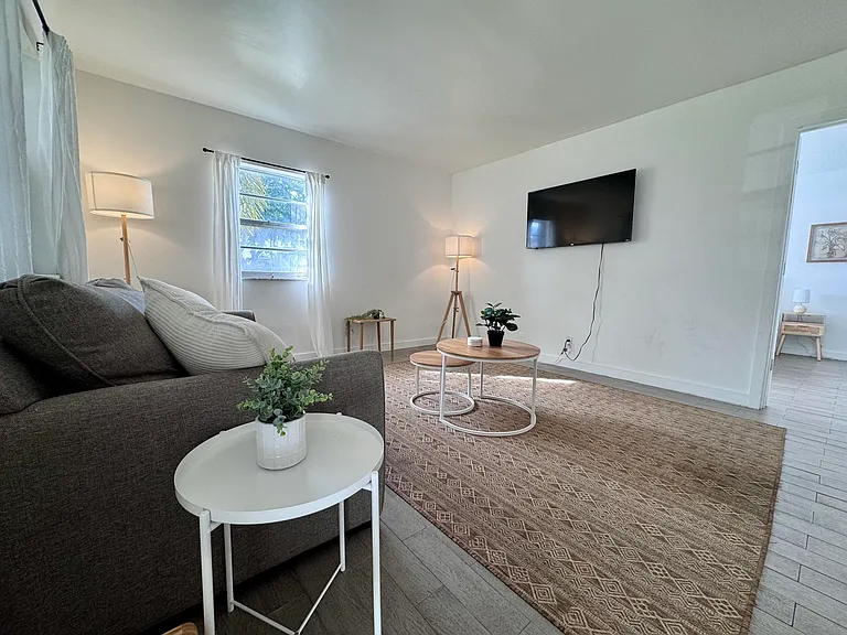 202 Lucerne Ave #12 — Photo 2