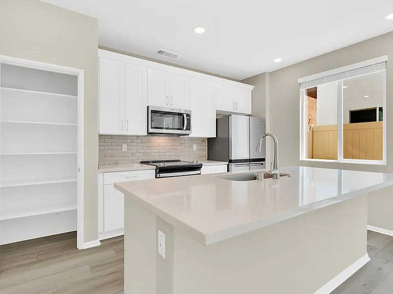 2074 Bergamot St — Photo 15
