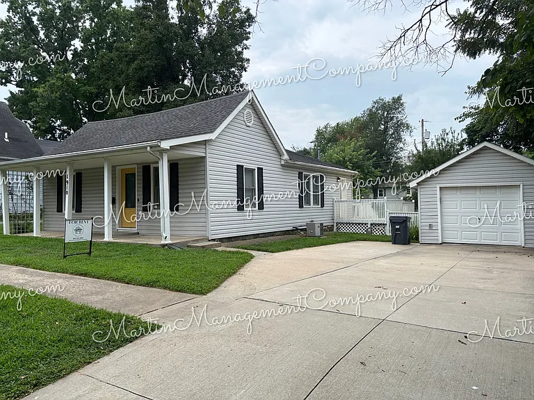 1910 S Quincy Ave — Photo 2