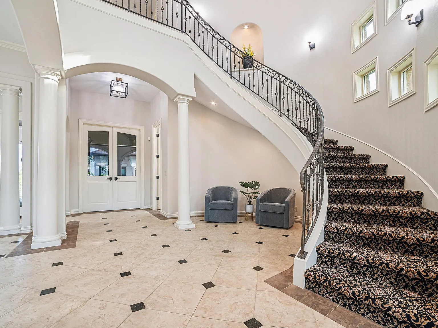 6 bed, 6.0 bath, 5147 sqft, $10,000 — Photo 3