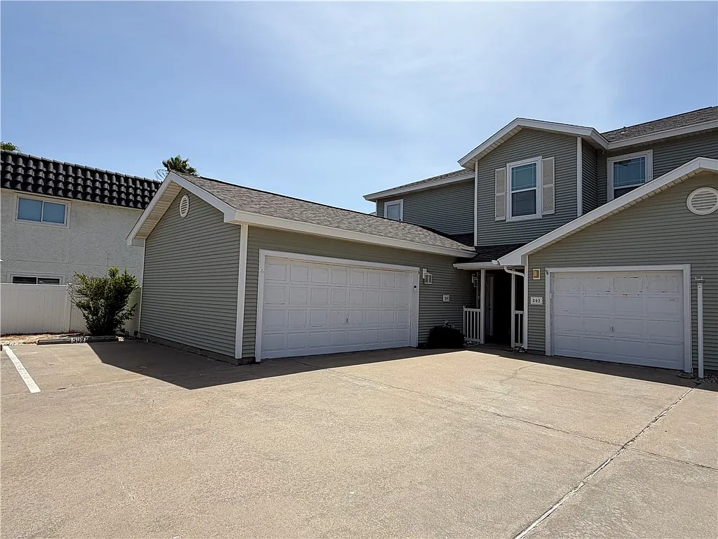 3 bed, 2.5 bath, 1541 sqft, $2,300 — Photo 3