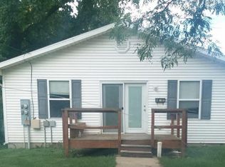 1718 12th St APT B, Charleston, IL 61920