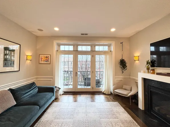 2012 W Erie St APT 2W, Chicago, IL 60612