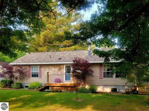 6688 Aarwood Rd NW, Rapid City, MI 49676