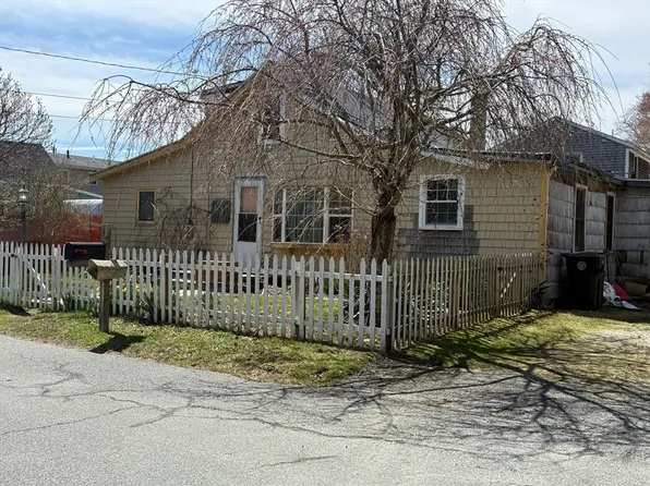 21 Evergreen St, Dartmouth, MA 02747