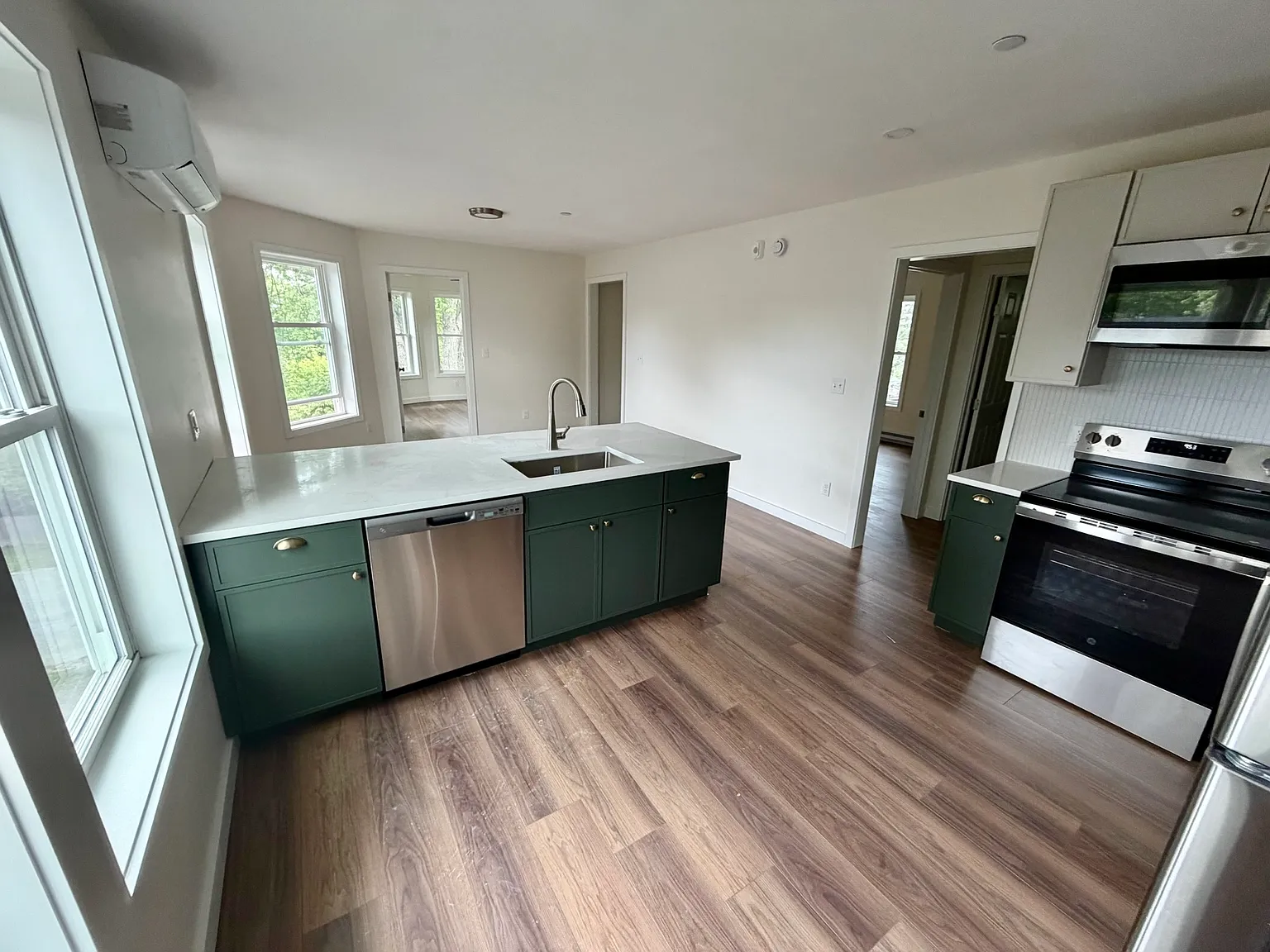 3 bed, 1200 sqft, $3,100 — Photo 2