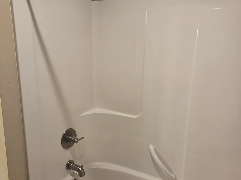 Guest Bath tub/shower