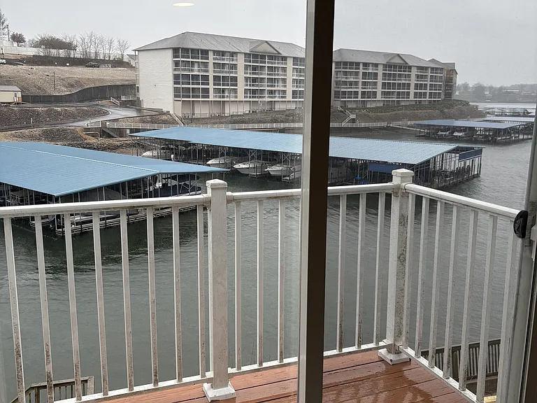 Lakefront Apartments — Photo 31