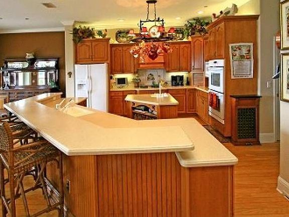 2nd image of 655 Lake Harbor Cir