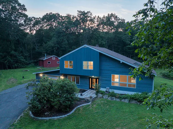 8 Saddle Ridge Road, Newtown, CT 06470