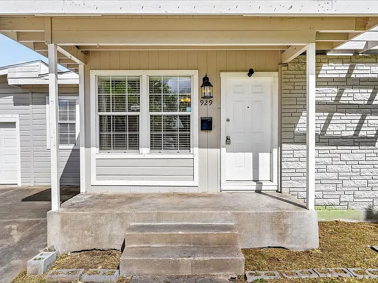 929 Ashland Dr — Photo 3
