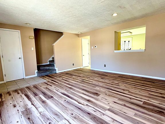 4th image of 25 Dorchester Cir