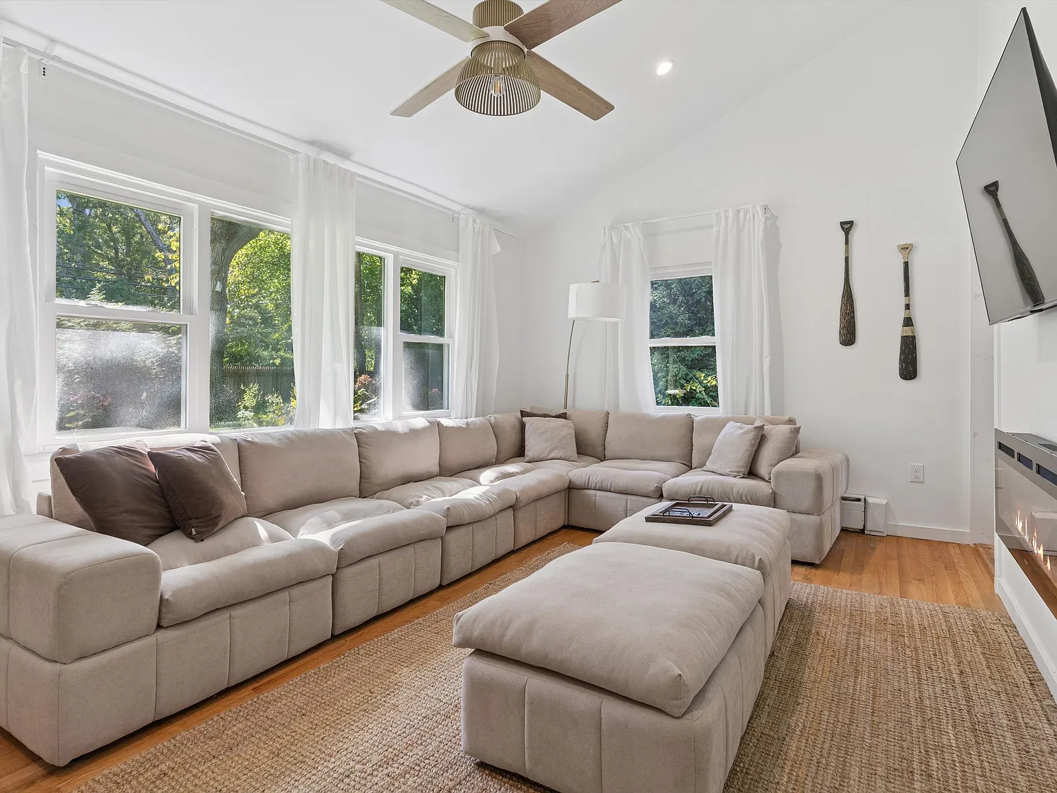 Discover Your Year-Round Haven: 5 bedrooms and 2 bathrooms — Photo 3