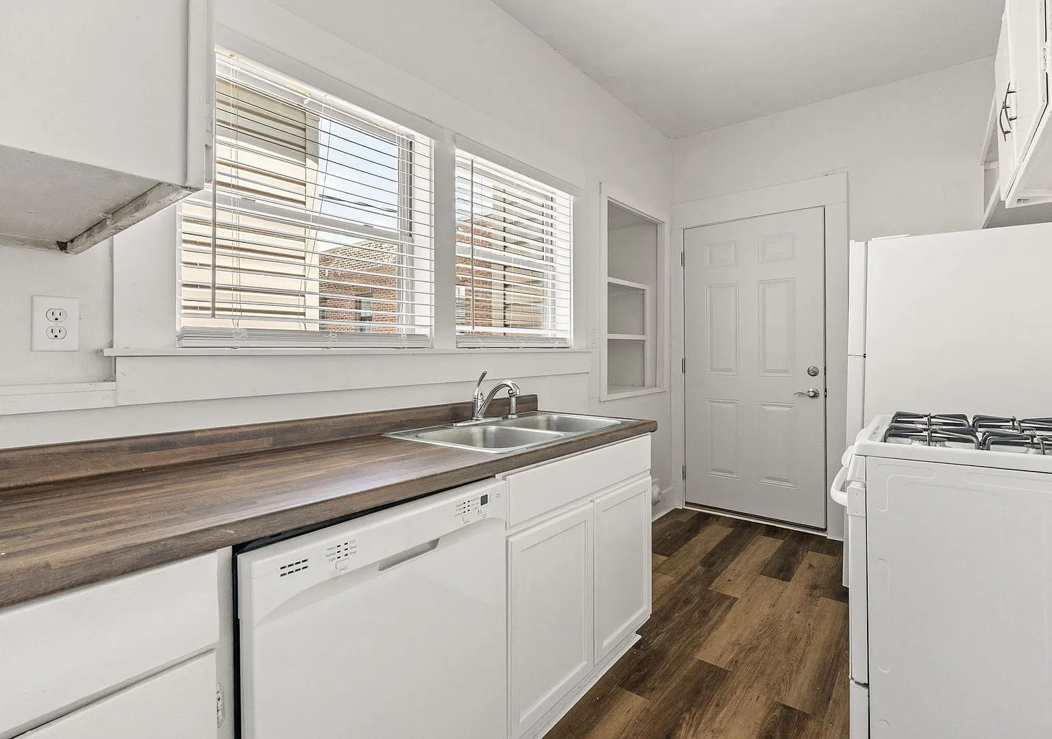 Linden - 2 Bedroom/ 1 Bathroom Apartments — Photo 1