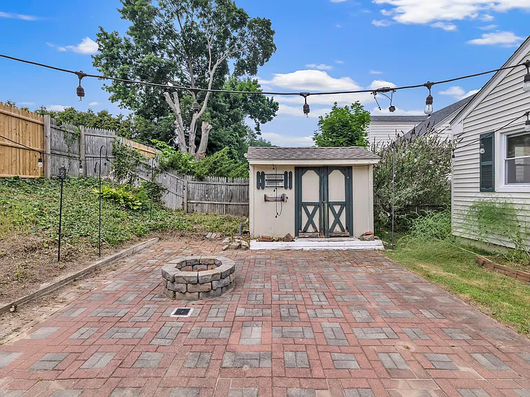 215 Bennett St — Photo 31
