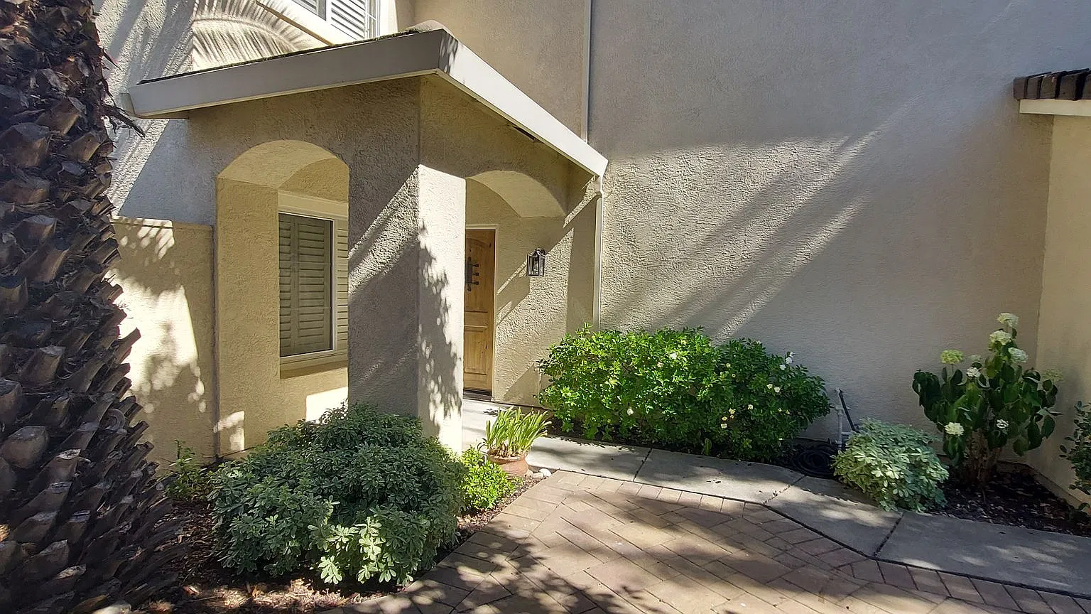 East Roseville, Quiet, Peacful Setting, Beautiful Courtyard entrance 3 Bedroom 2.5 Bathroom, Loft... — Photo 3