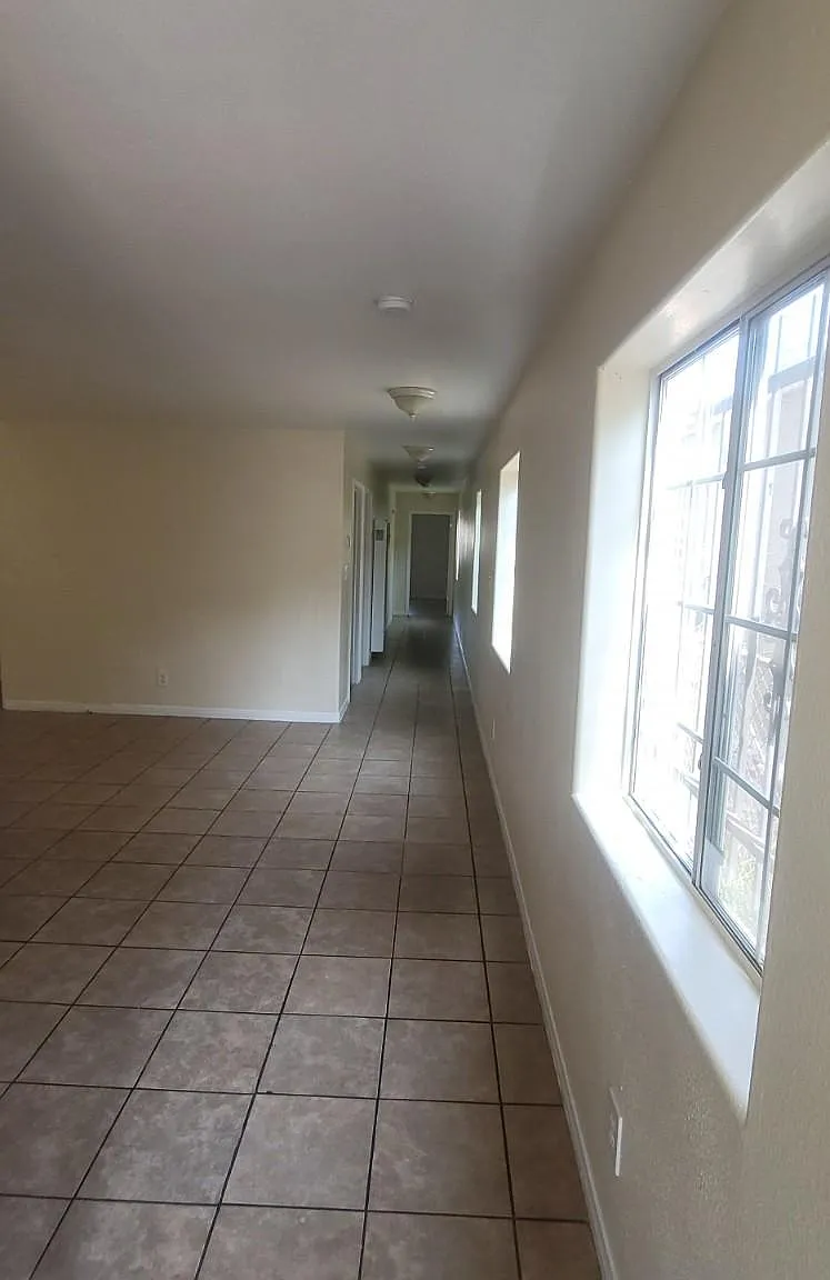 3 bed, 2280 sqft, $2,850 — Photo 3
