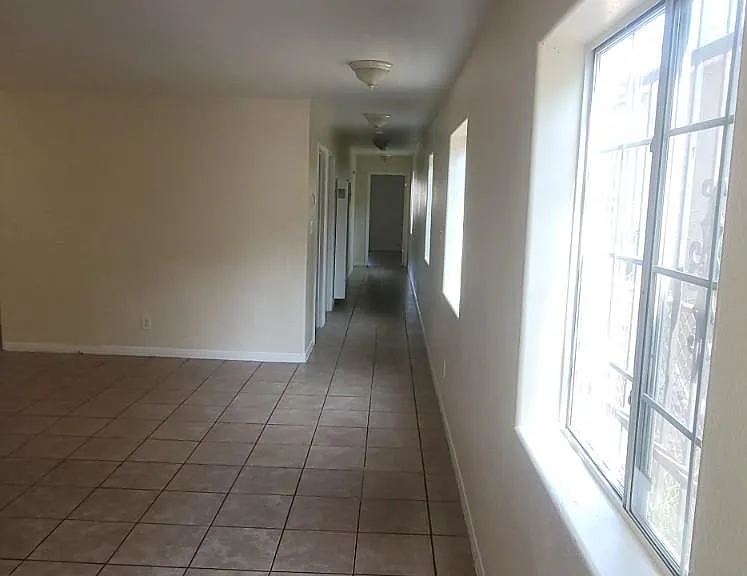 10406 Wilmington Ave — Photo 3