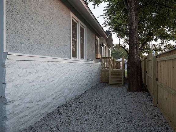 4th image of 1162 Greenlaw Ave