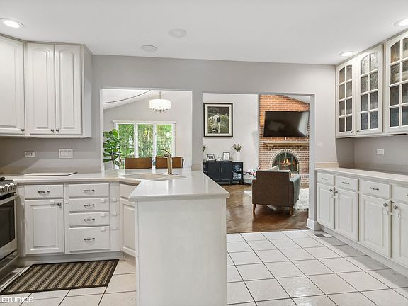 4th image of 998 N Country Ln