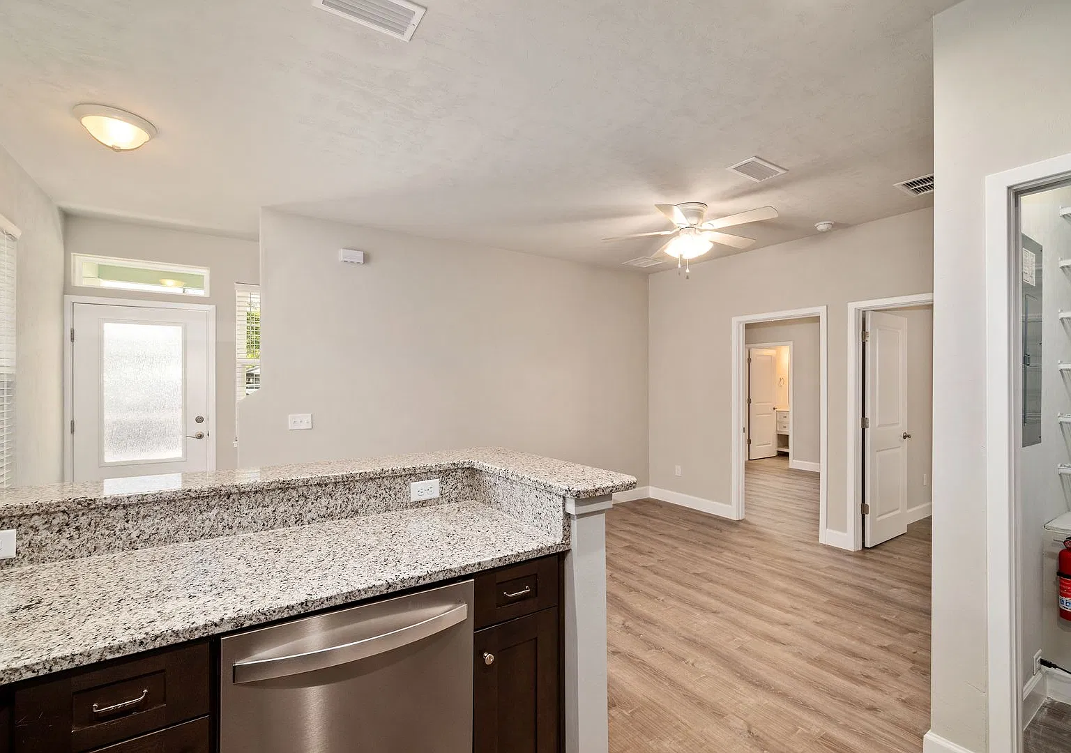 The Reef Modern Townhome Living Near UF Internet & Parking Included FALL 2027 — Photo 3