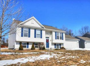 80 Sparrow Dr, West Henrietta, NY 14586