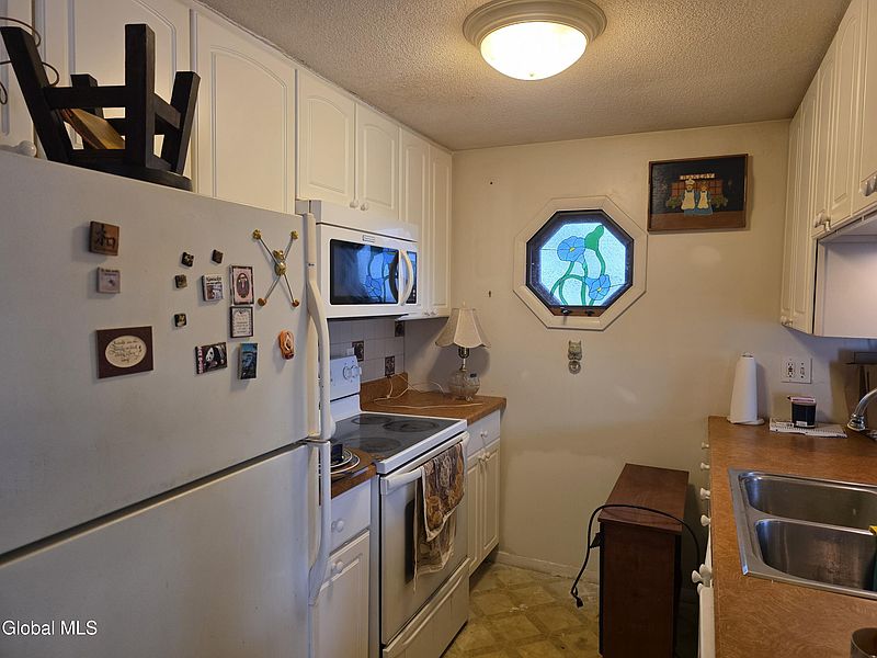 3rd image of 13 Donna Lynn Drive