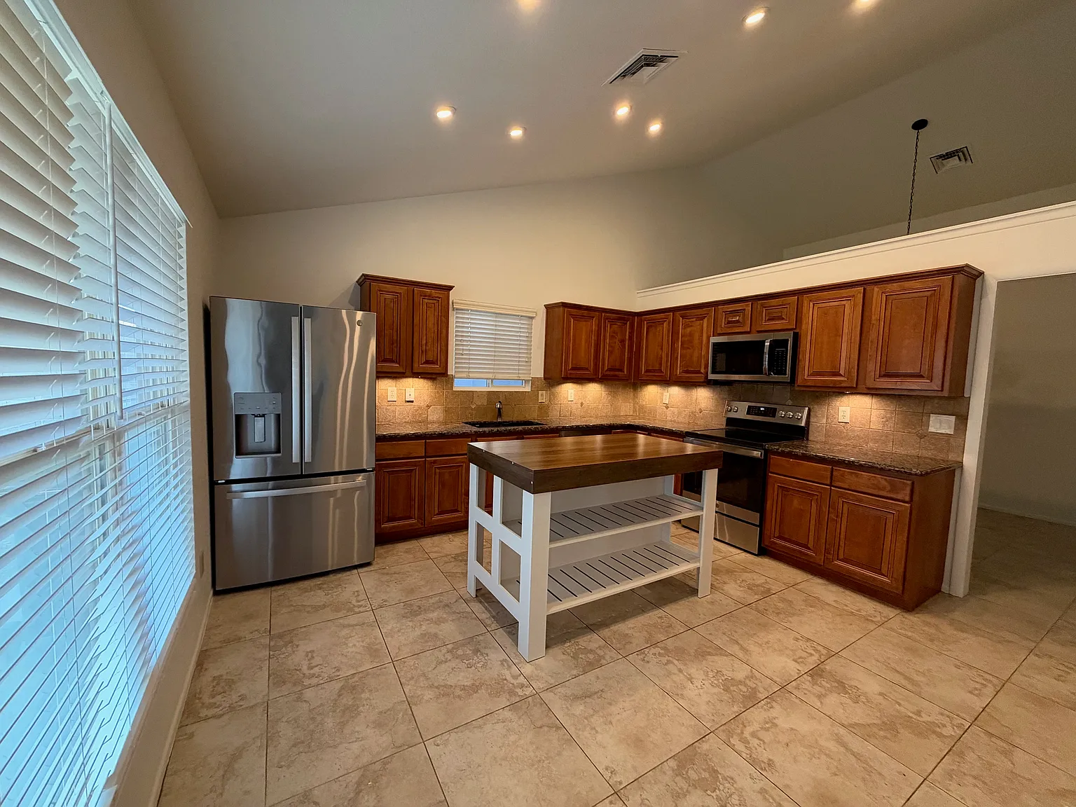 3 bed, 1673 sqft, $2,590 — Photo 2