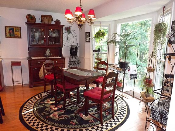 Bay window breakfast area