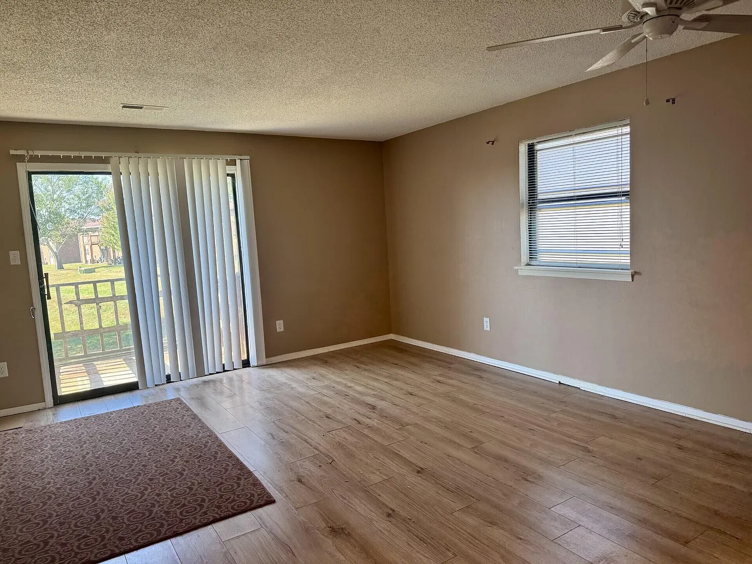 2 bed, 1.0 bath, 900 sqft, $1,275 — Photo 2