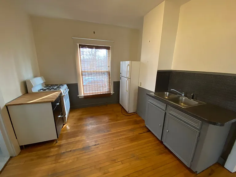 621 Stanley Terr NE — Photo 5