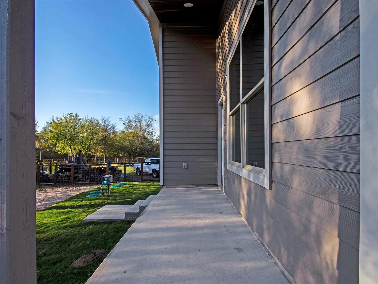 4 bed, 2.0 bath, 1945 sqft, $2,200 — Photo 2