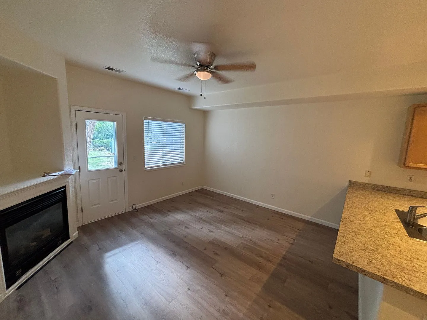 Charming 2 Bed/1.5 Bath Available Now — Photo 4