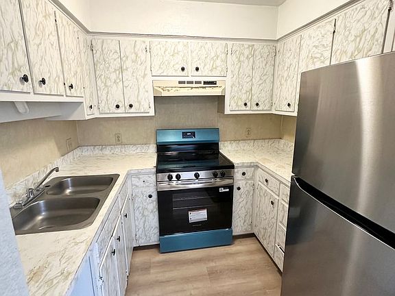 3rd image of 3522 Oakwood Dr APT 15