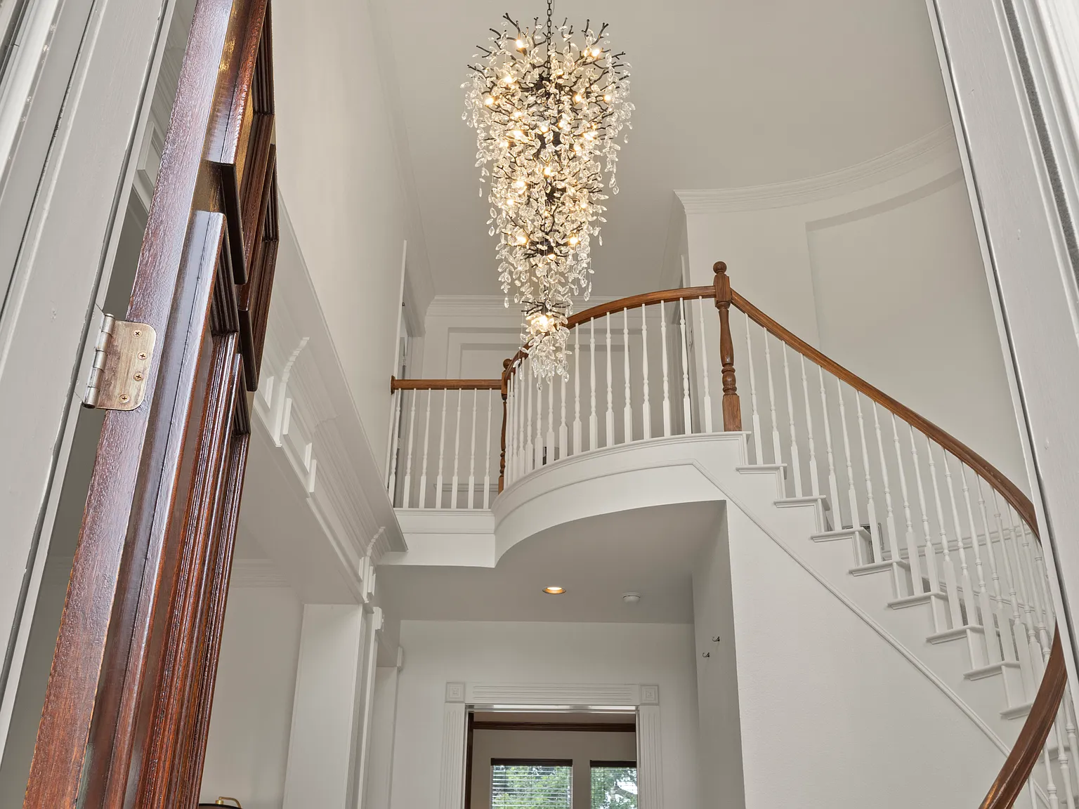5 bed, 3765 sqft, $5,800 — Photo 3