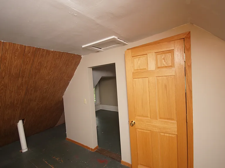 1212 E 4th St — Photo 10