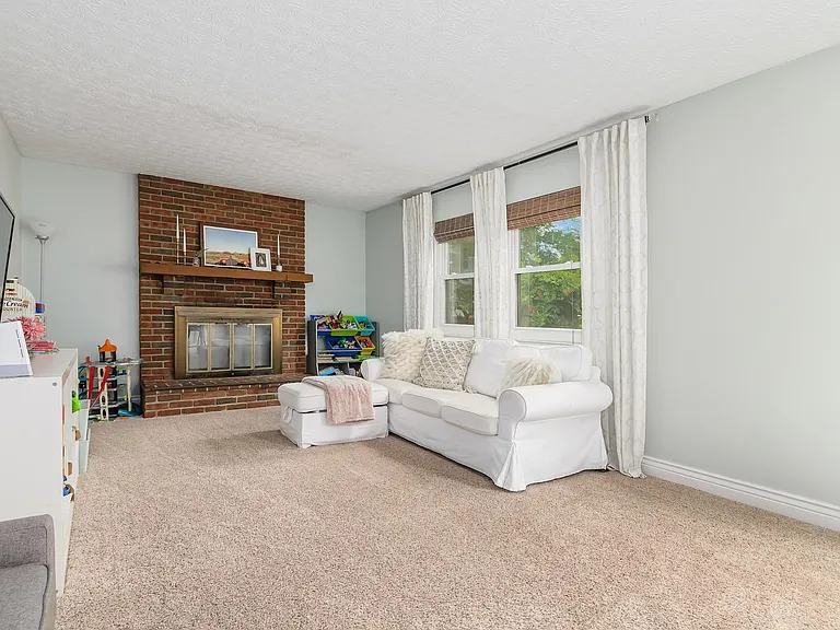 2104 Scottingham Dr — Photo 10