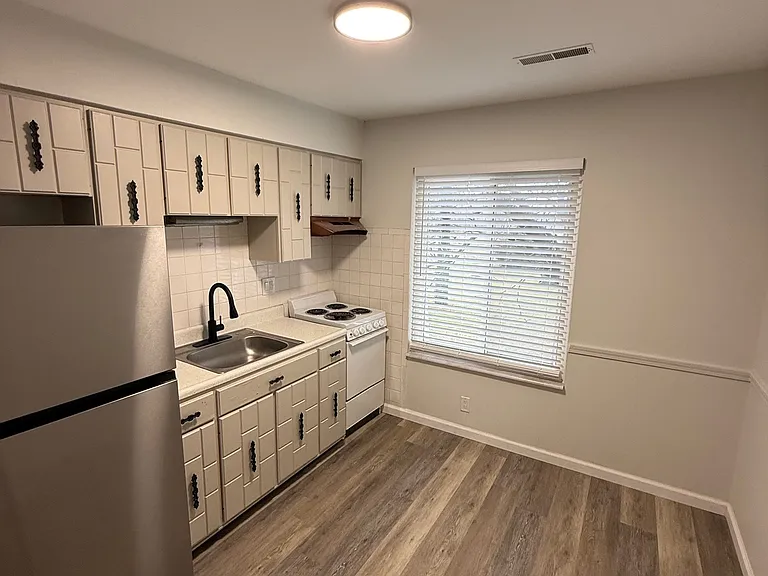 2734 Center St #D — Photo 14