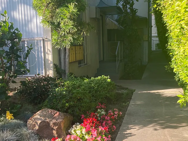 968 S Barrington Ave — Photo 9