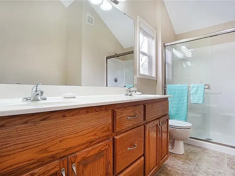 8008 NW 70th St — Photo 11