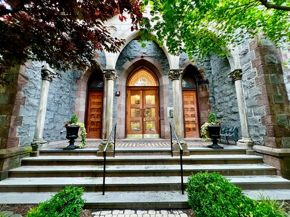 820 Hudson Street image 1 of 13