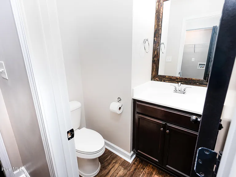 204 Gillcrest Ct — Photo 14